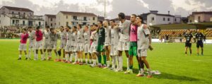 Calcio, bene Teramo e Notaresco nel turno infrasettimanale. Lanciano in crisi, Giulianova contestato dopo il pari. L'Aquila in bianco