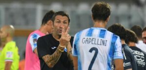 “Quando succedono queste cose fai fatica a metterci mano”, sembrano le parole di una resa, sono quelle di Antonio Buscé nel dopo partita di Caravaggio dove l’Atalanta U23 ha battuto 2-1 il Pescara. Solito copione per i biancazzurri: vanno in vantaggio e poi si rilassano. Come a Forlì. E il tecnico è apparso sconcertato nel commentare la partita: “Se ci avessero messo sotto allora potrei capire”, ha detto l’allenatore, “ma nella ripresa siamo rientrati bene in campo e siamo passati in vantaggio. Poi, quel che è successo è inspiegabile”. Dopo il primo tempo “avevo raccomandato di avere più coraggio”, ha aggiunto Buscè, “ho chiesto maggiore cinismo. E la squadra ha fatto bene. Poi, una volta in vantaggio siamo scomparsi dal campo. Sono senza parole, credo che chi è in campo dovrebbe mettere mano a una situazione che è più mentale che tecnica. Non possiamo prendere subito gol dopo il vantaggio, non esiste E’ la prima volta che mi succede”. Le statistiche della partita parlano di 24 conclusioni, solo sei nello specchio della porta e di un possesso palla maggiore del Pescara. E questi numeri aumentano il rimpianto e la rabbia in casa Delfino. Tira una brutta aria se è vero che Luca Valzania si è lasciato sfuggire: “Non siamo ancora una squadra come dovremmo essere, questa è la verità. Ci è mancata attenzione nelle azioni dei gol”. Una squadra che si è sfaldata dopo il vantaggio, una bestemmia in serie C più che in altre categorie per un Pescara che ambisce a un campionato di vertice. Seconda sconfitta in trasferta, come a Forlì. Nemmeno il tempo di leccarsi le ferite che si torna in campo mercoledì sera, in casa, contro il Gubbio. E’ già tempo di ultima spiaggia per non allontanarsi dalla vetta.