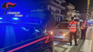 I carabinieri a Giulianova sospendono l'attività di una parrucchiera e denunciano un italiano ubriaco contromano in bici